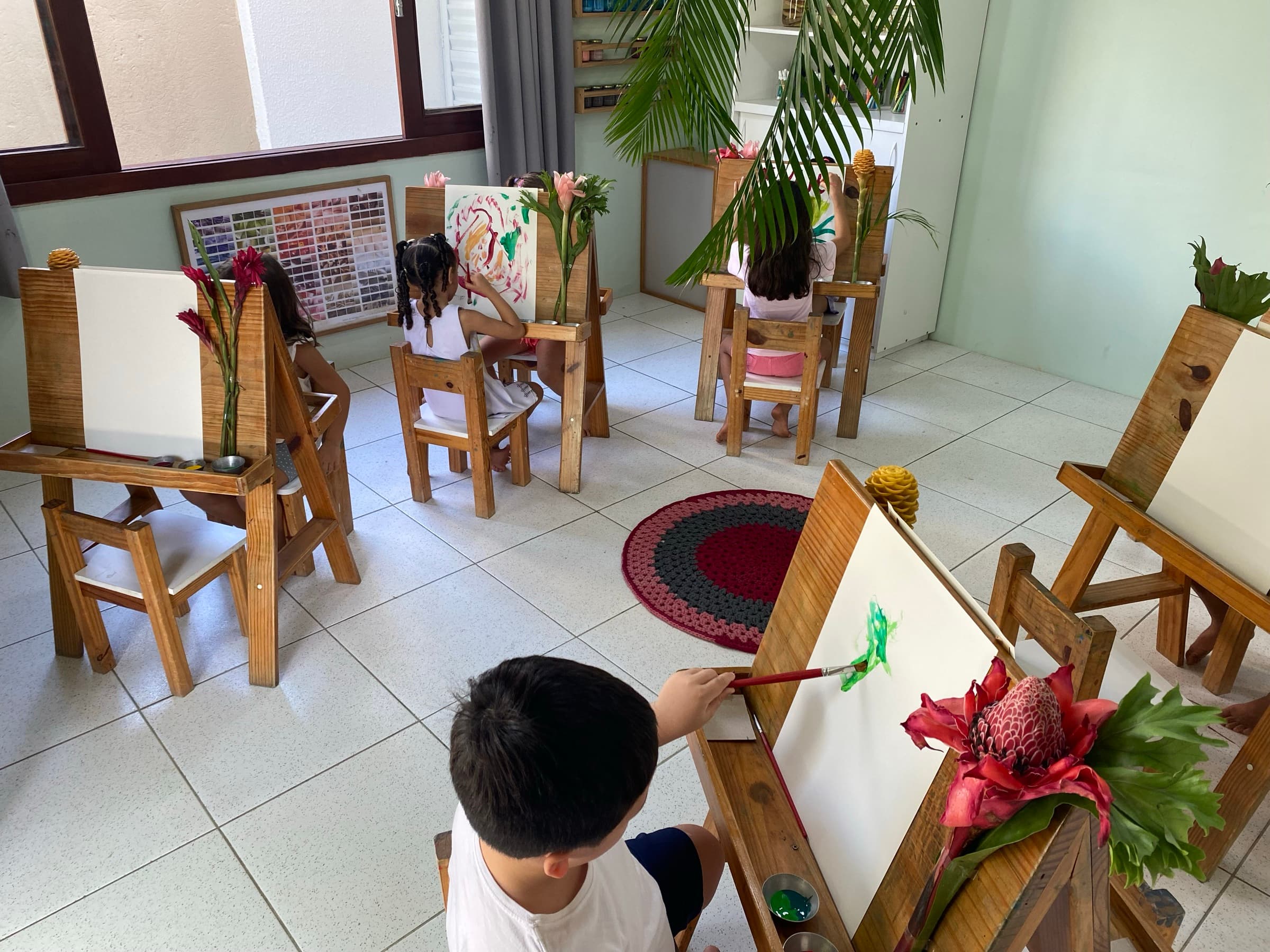 Crianças pintando em cavaletes no Ateliê Aquarela